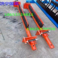 一道輕型清掃器 為皮帶輸送機(jī)機(jī)尾處的清掃器 類型繁多